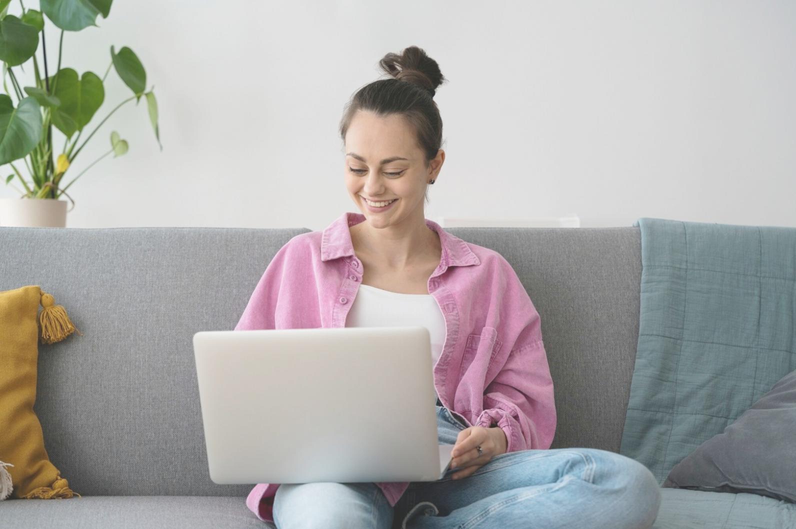 Professionnel analysant des tendances budgétaires sur ordinateur