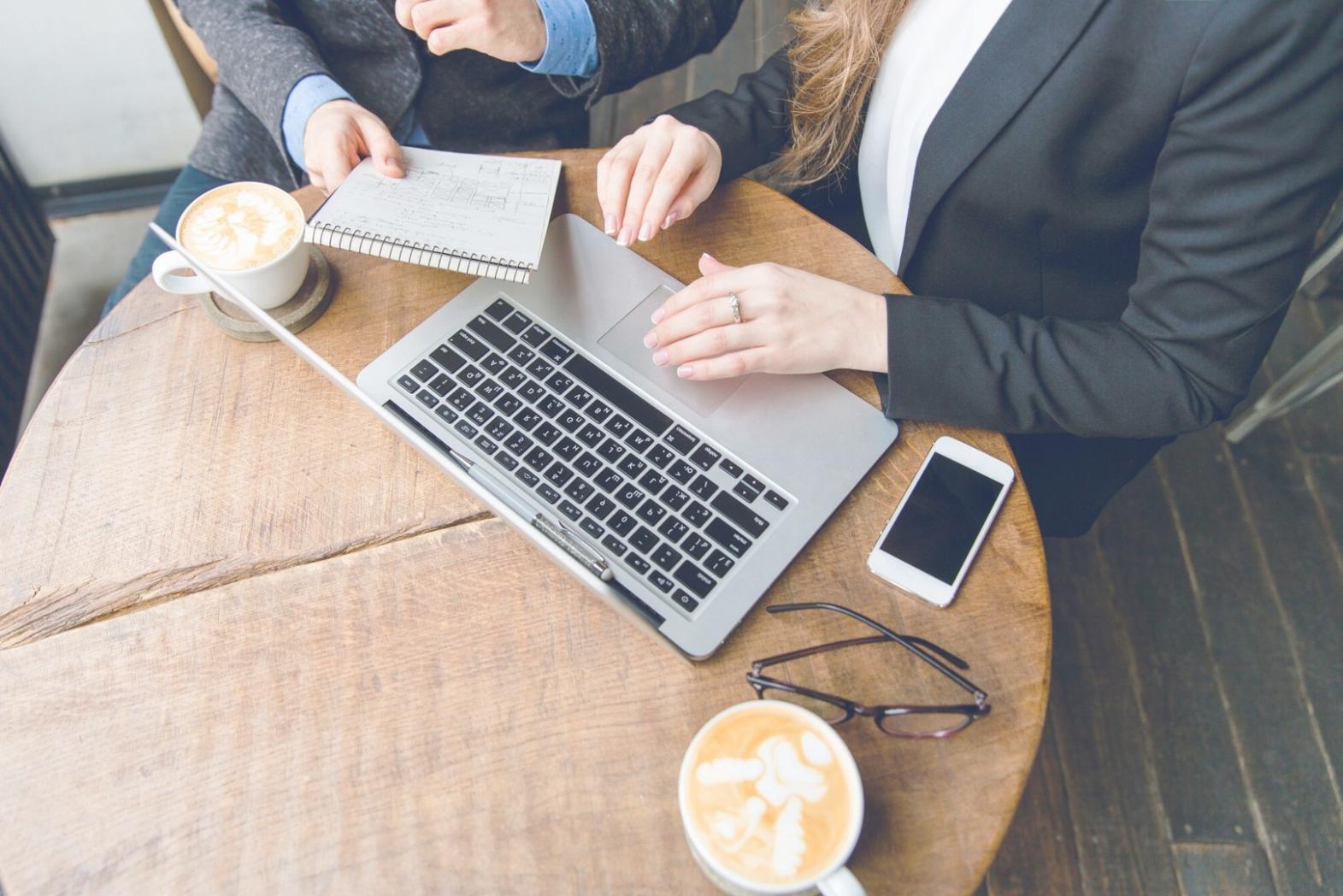 Équipe d'analystes financiers travaillant sur des projections budgétaires